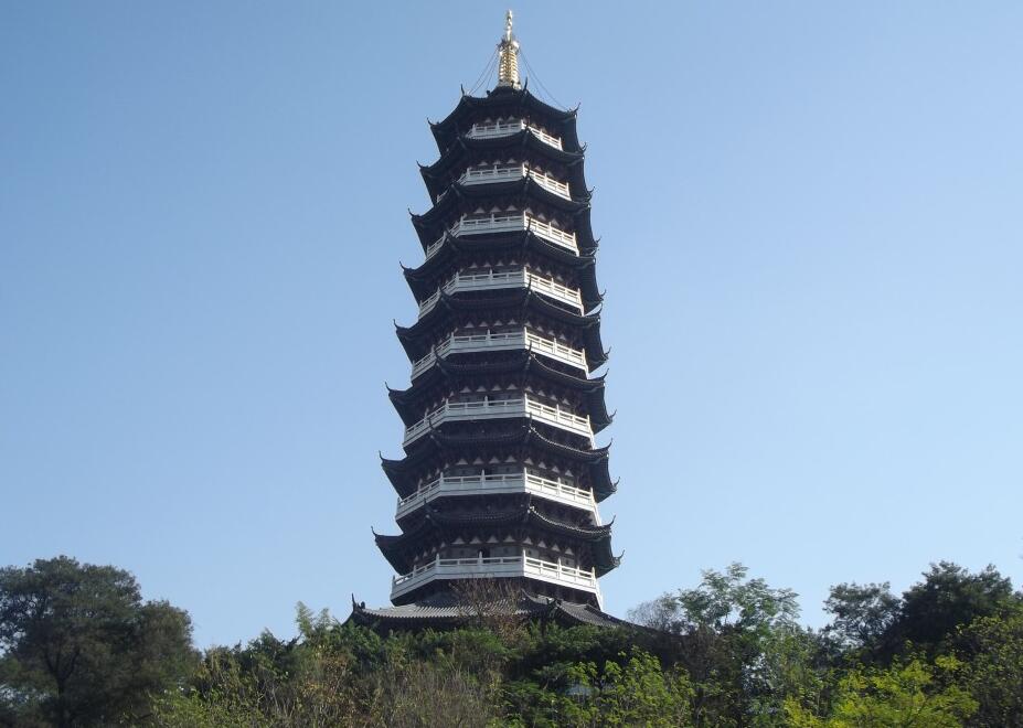 江西赣州杨梅渡公园园林塔用青砖